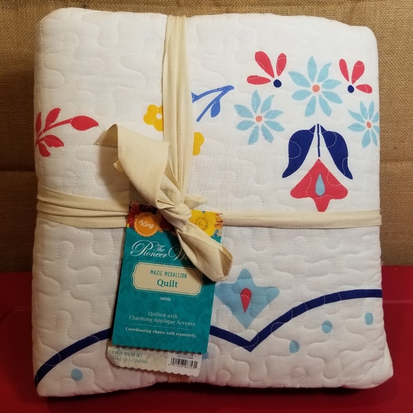 The Pioneer Woman Bedding The Pioneer Woman Quilt King Mazie Medallion Poshmark